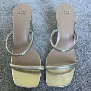 Gorgeous shoes, never worn!! Strappy gold heels that are new.